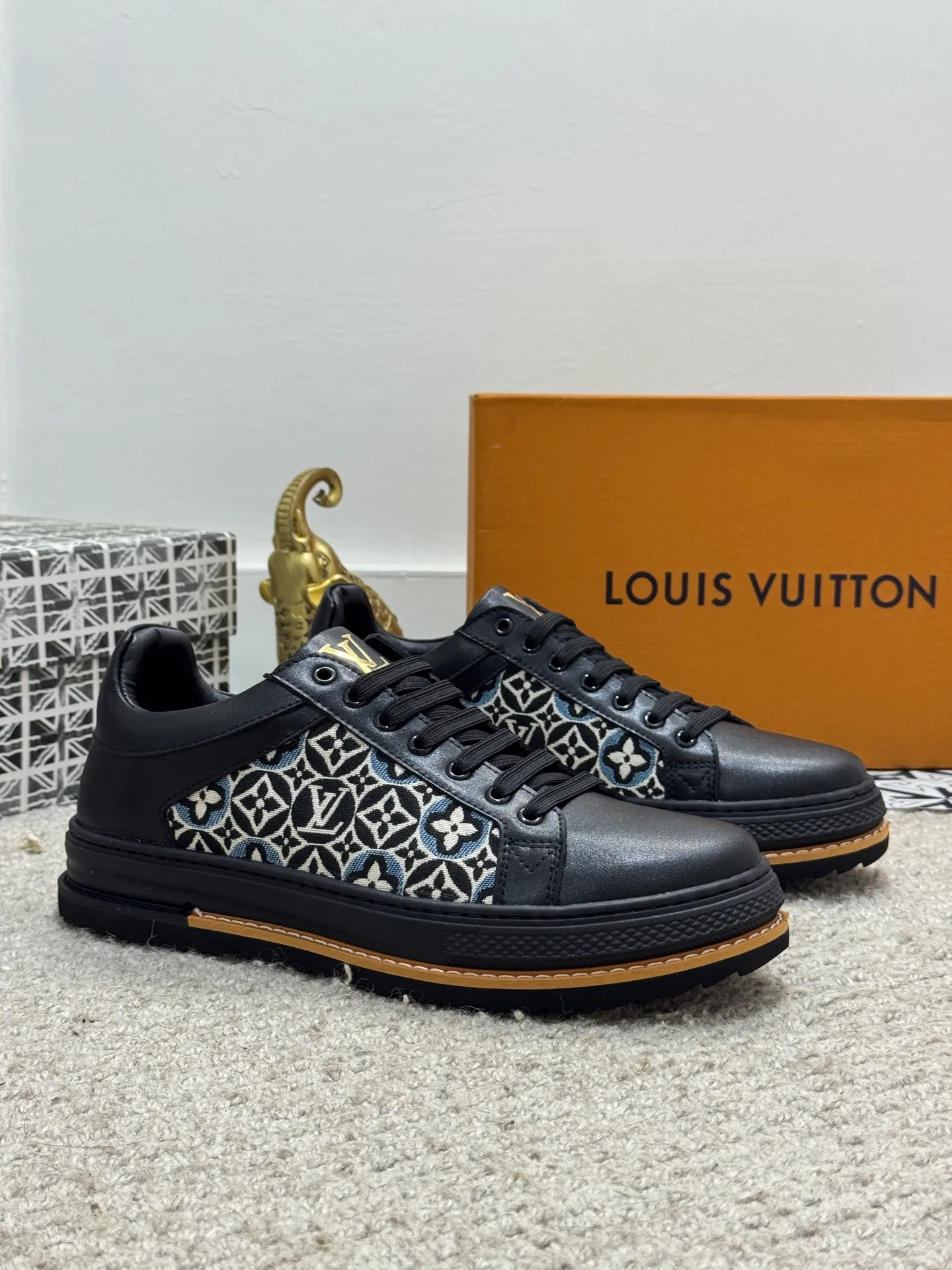 Men's shoes 💰400 [New style] 🌂🌂Top original order - Louis Vuitton®️ Trendy and fashionable yet low-key men's casual shoes, uppers made of cowhide leather stitched with LV special canvas presbyopia, comfortable and breathable, mesh lining, original rubber outsole, 2 colors optional~a must-have for stylish men. Size: 38-44 (45 customized